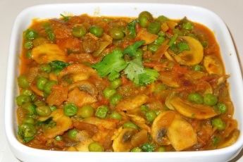 MUSHROOM PEAS CURRY